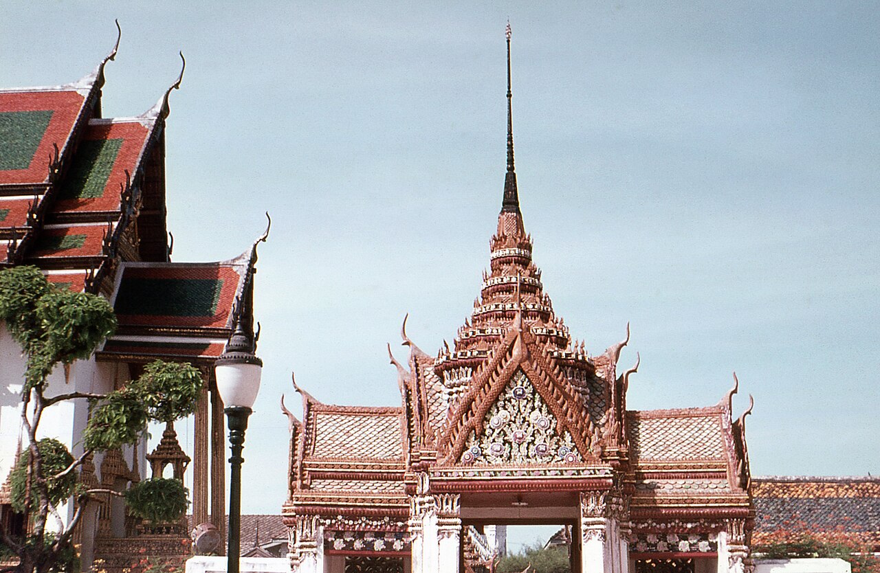 Tipping and Temple Etiquette in Bangkok
