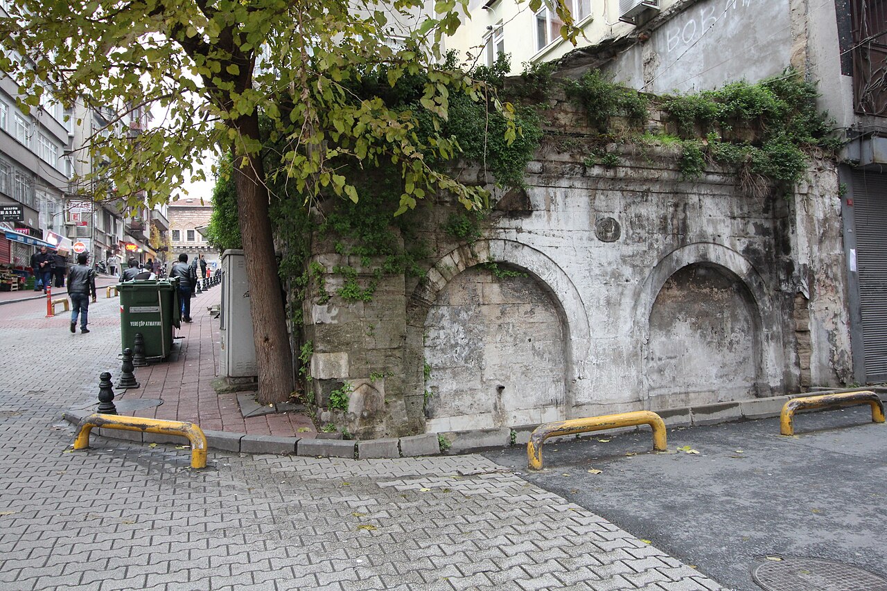 Horhor Antique Market (Horhor Bit Pazarı)